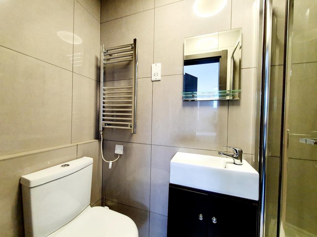 Room 4 bathroom