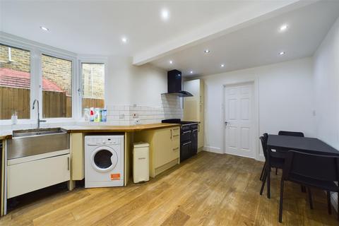 1 bedroom in a house share to rent, Wightman Road, Haringay, London, N4 1RL