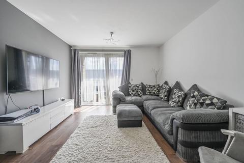 3 bedroom flat for sale, Hickman Avenue, Highams Park, London, E4