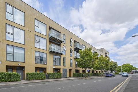 3 bedroom flat for sale, Hickman Avenue, Highams Park, London, E4