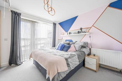 3 bedroom flat for sale, Hickman Avenue, Highams Park, London, E4