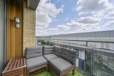 3 bedroom flat for sale, Hickman Avenue, Highams Park, London, E4