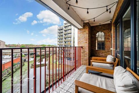 2 bedroom flat for sale, Greenwich High Road, London, SE10 8GS