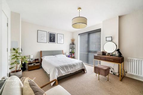 2 bedroom flat for sale, Greenwich High Road, London, SE10 8GS