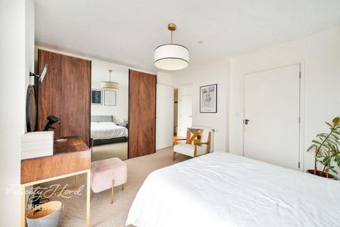 2 bedroom flat for sale, Cowan House, London, SE10 8GS