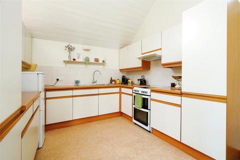 2 bedroom detached house to rent, Combe