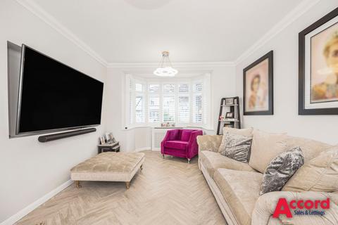 39 Dee Way, Romford, RM1 4XA