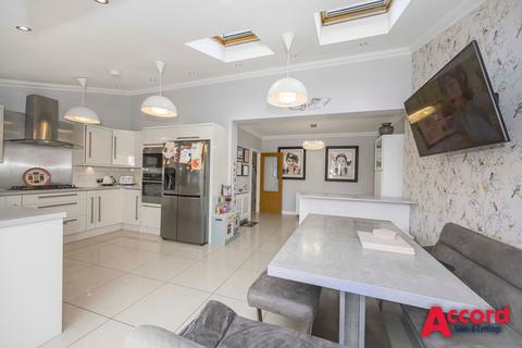 39 Dee Way, Romford, RM1 4XA
