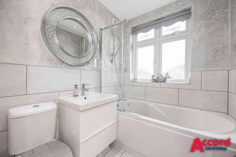 39 Dee Way, Romford, RM1 4XA