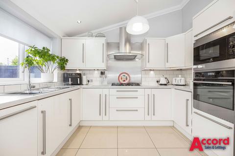 39 Dee Way, Romford, RM1 4XA