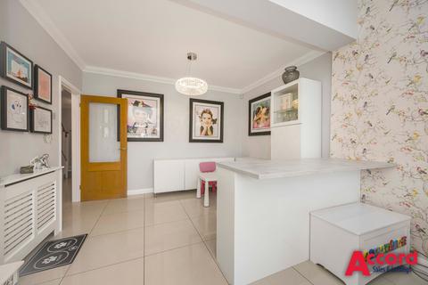 39 Dee Way, Romford, RM1 4XA