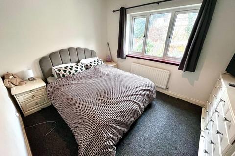 2 bedroom semi-detached house to rent, Gideons Close, Dudley