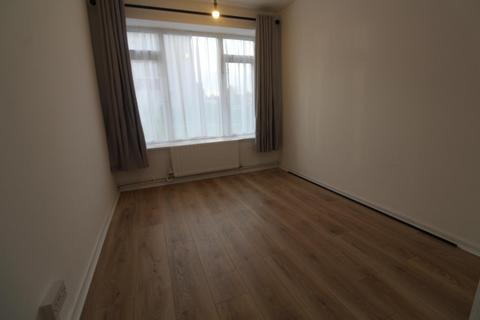 3 bedroom flat to rent, Hoe Lane, Enfield