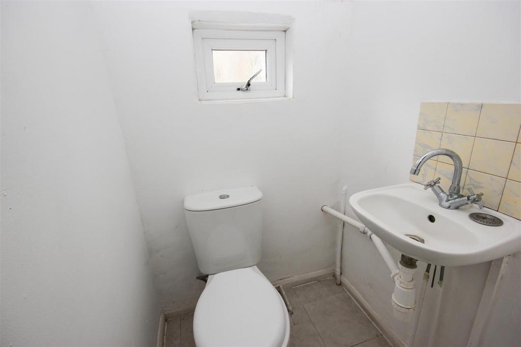 Toilet upstairs.jpg