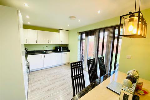 99 Eason Way, Ashton-under-lyne, OL6 9SX