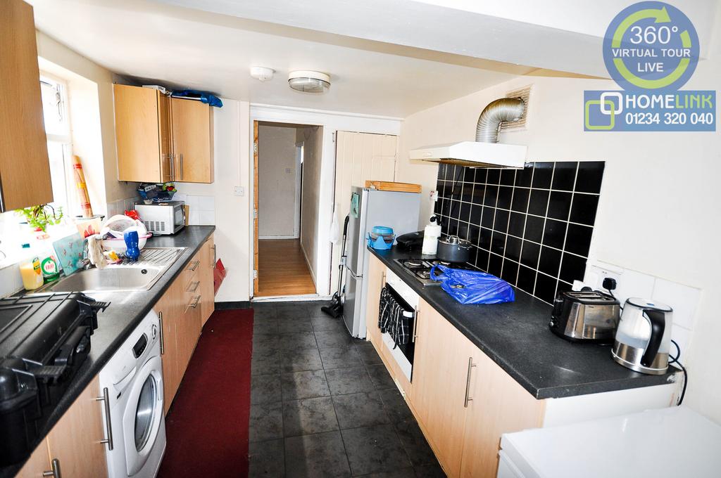 To Let 3 Bedroom  MK40 4 LE 04