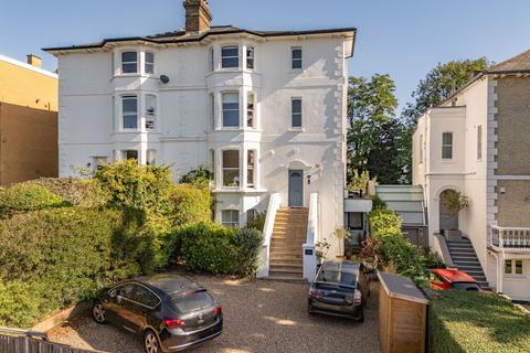 3 bedroom flat for sale, Thornton Hill, London SW19