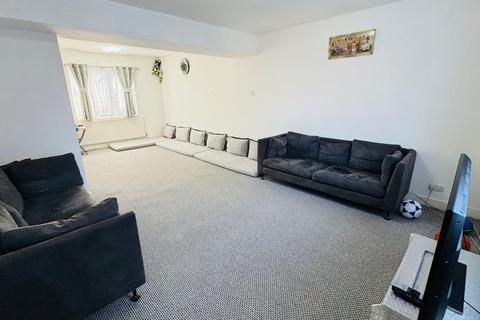 4 bedroom terraced house for sale, North Hyde Lane, Southall, Greater London, UB2