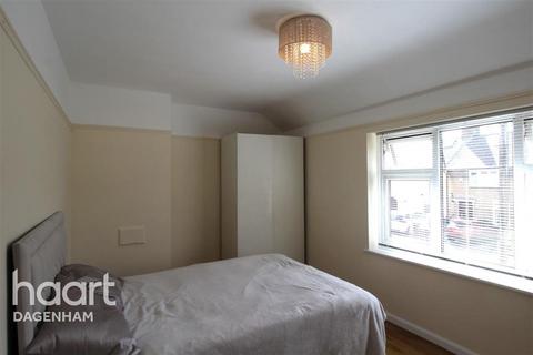 3 bedroom end of terrace house to rent, Fitzstephen Road Dagenham