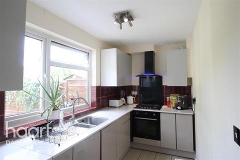 3 bedroom end of terrace house to rent, Fitzstephen Road Dagenham