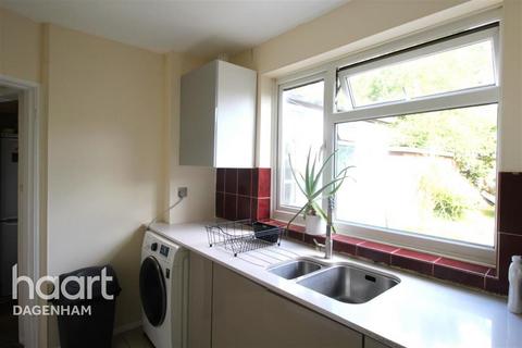 3 bedroom end of terrace house to rent, Fitzstephen Road Dagenham