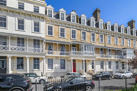 3 bedroom flat to rent, Heene Terrace, Worthing