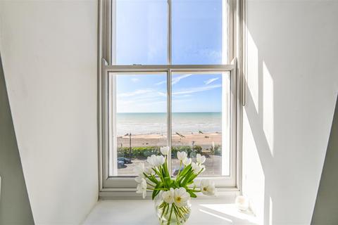 3 bedroom flat to rent, Heene Terrace, Worthing