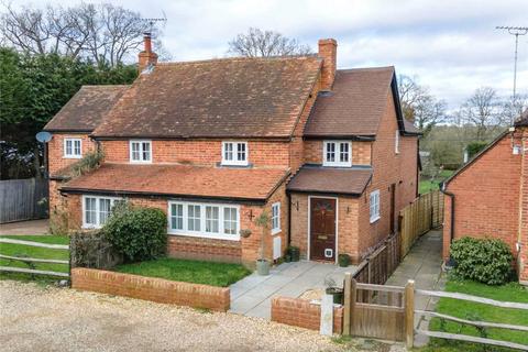 3 bedroom semi-detached house to rent, Mud Lane, Hook RG27