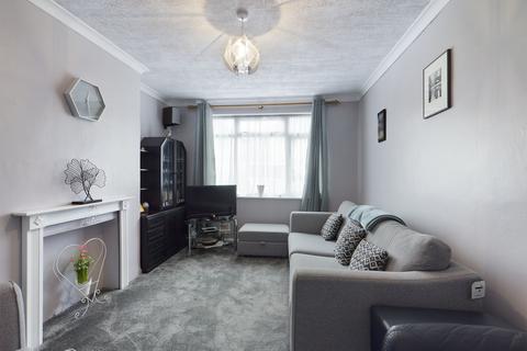 2 bedroom apartment to rent, Windsor Close, Northwood, HA6