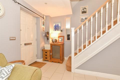 2 Bridge Close, Codmore Hill, Pulborough, RH20 1FH