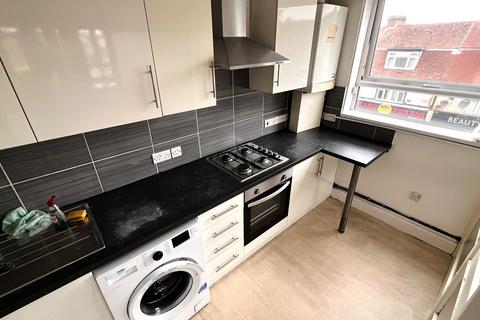 2 bedroom flat to rent, Redbridge Lane East, Ilford IG4