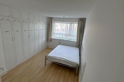 2 bedroom flat to rent, Redbridge Lane East, Ilford IG4