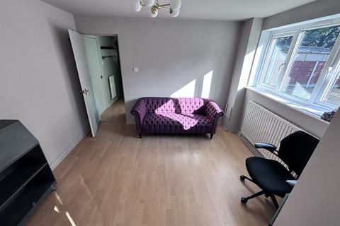 1 bedroom flat to rent, Roebuck Court, Highams Park, E4