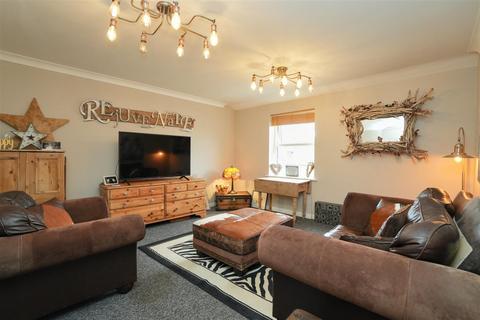 2 bedroom flat for sale, Wilkinsons Court, Easingwold, YO61 3GH