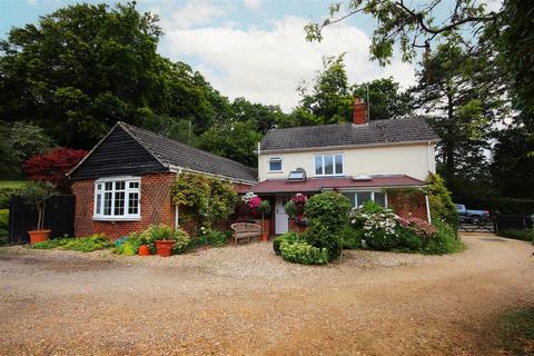 3 bedroom detached house to rent, Lester Square, Burley,