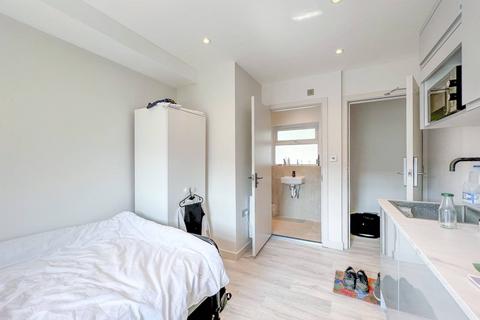 Studio to rent, Addison Gardens, Surbiton, KT5