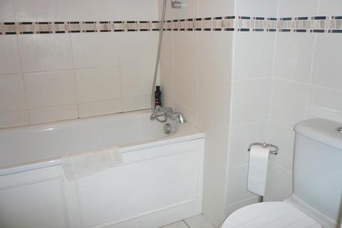 2 bedroom flat to rent, Mayfair Court Wimbledon SW19