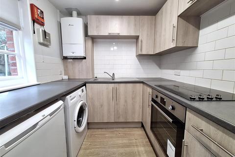 2 bedroom terraced house to rent, Elmhurst Road