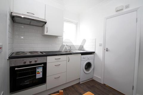 Studio to rent, Broadway Parade, London N8