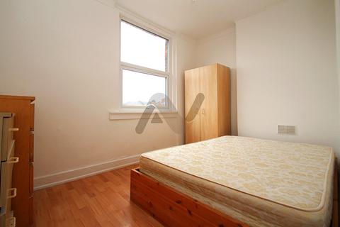 Studio to rent, Broadway Parade, London N8