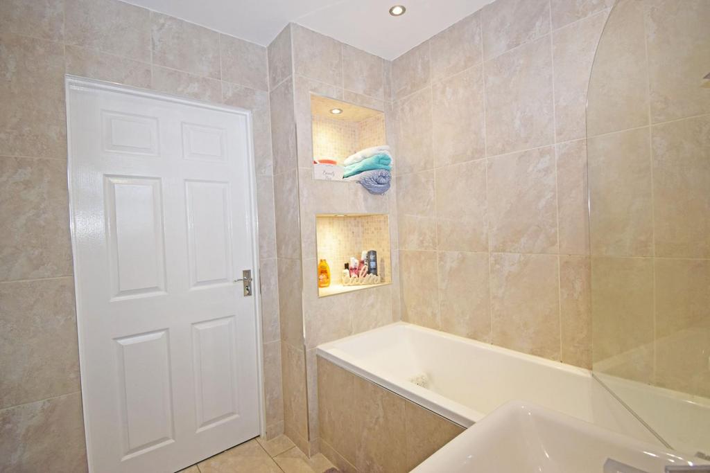 31 Corwen Croft, bathroom b.jpg