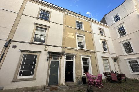 3 bedroom terraced house to rent, James Place, Portland Street, BS8