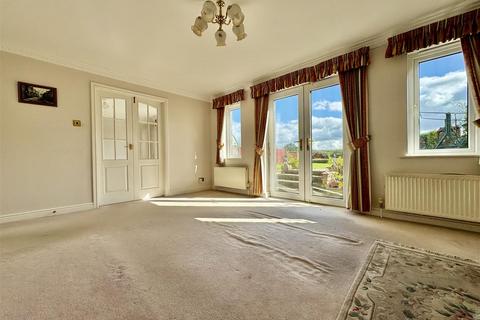 2 bedroom detached bungalow for sale, Kaye Lane, Almondbury, Huddersfield, HD5 8XT