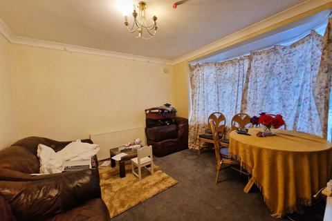 2 bedroom flat to rent, Brook Avenue, Edgware HA8