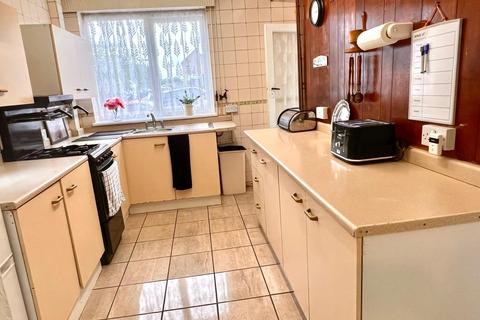 3 bedroom semi-detached house for sale, Perkyn Road, Thurnby Lodge, Leicester, LE5