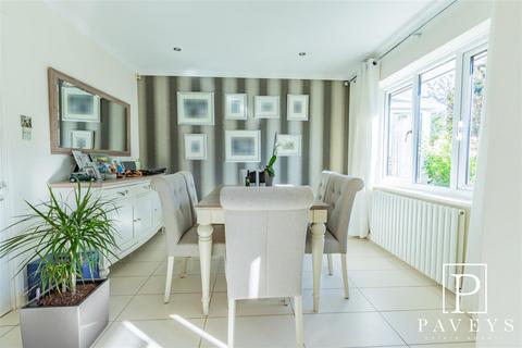 50 Fourth Avenue, Frinton-on-sea, CO13 9DX