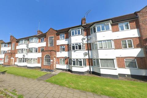 3 bedroom flat to rent, High Mead