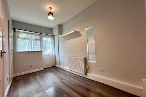 3 bedroom flat to rent, High Mead