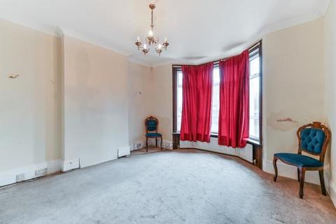 3 bedroom semi-detached house for sale, Dagnall Park, London, SE25 6NS