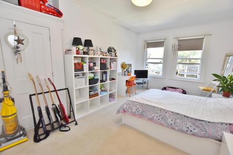 2 bedroom flat to rent, Kingsnorth Gardens, Folkestone